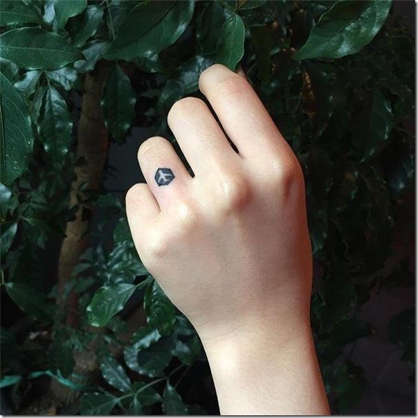 Finger Tattoos - Stunning and Inventive Fashions