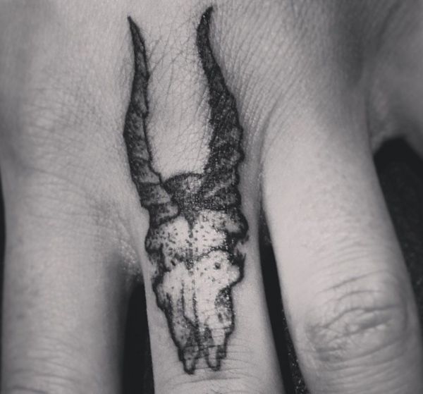 Gazelle and deer tattoos: 20 concepts with that means