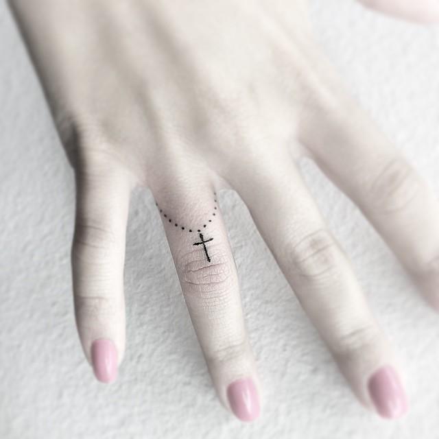 90 Tattoos on the Finger - Stunning and Inventive Fashions