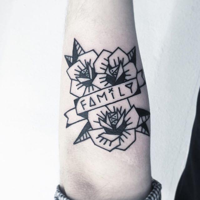 85 Household tattoos representing the union of family members