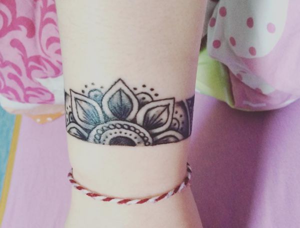 Essentially the most stunning bracelet tattoos for ladies