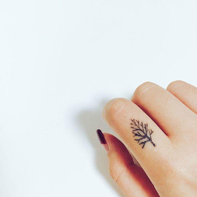 90 Tattoos on the Finger - Stunning and Inventive Fashions