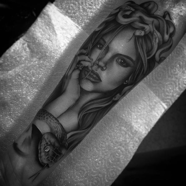 Medusa Tattoos: 20 concepts with that means