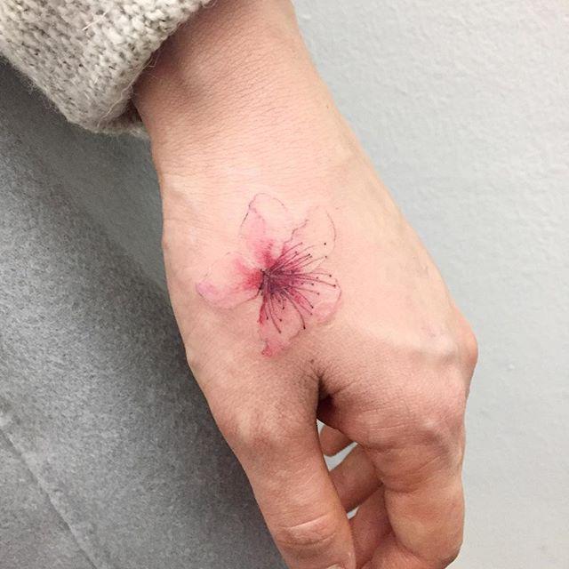 80 Tattoos on the Lovely Hand (the most effective images!)