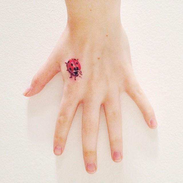 80 Tattoos on the Lovely Hand (the most effective images!)