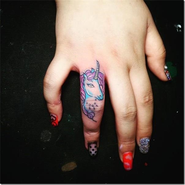 Finger Tattoos - Stunning and Inventive Fashions