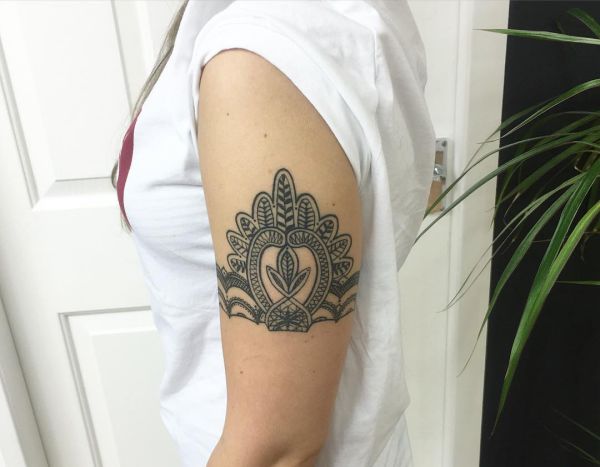 Oberarm tattoo frau Wikinger Tattoo