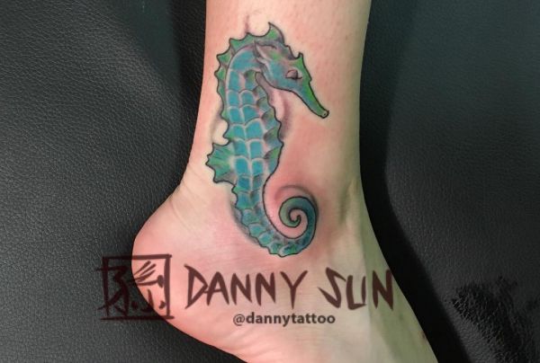 21 seahorse tattoos - as a tattoo the animal stands for endurance