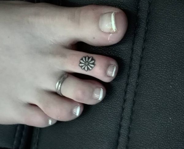 33 stunning daisy tattoos and their meanings