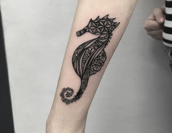 21 seahorse tattoos - as a tattoo the animal stands for endurance