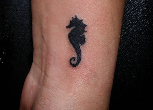 21 seahorse tattoos - as a tattoo the animal stands for endurance