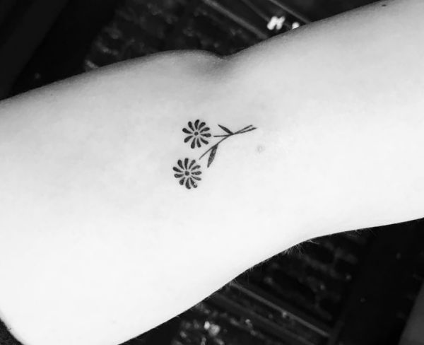 33 stunning daisy tattoos and their meanings