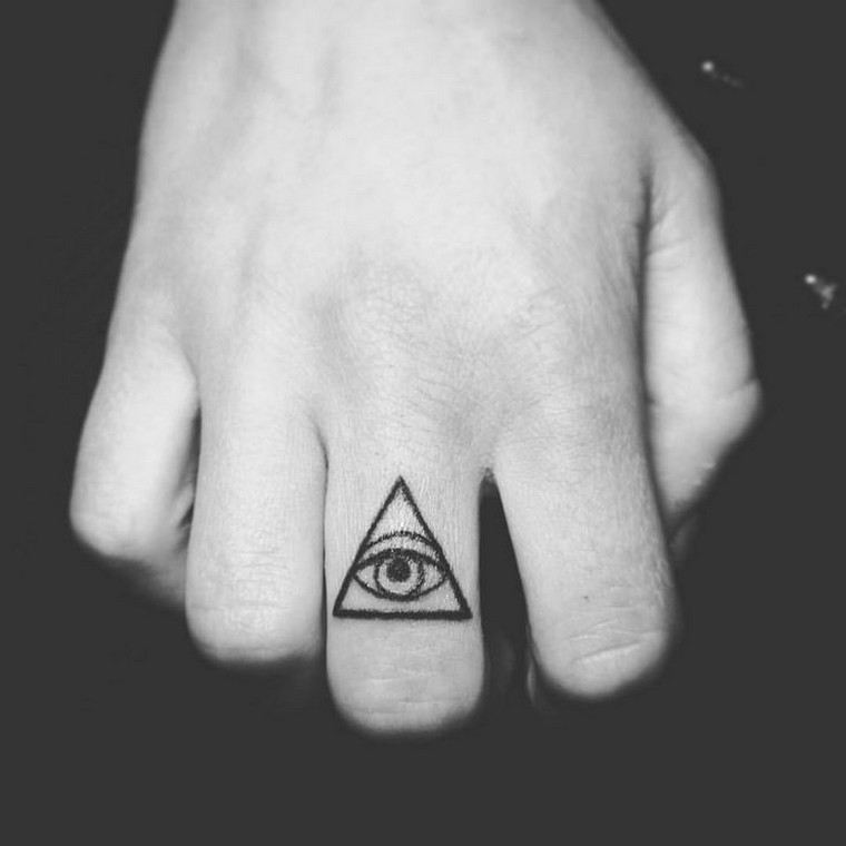 Finger tattoo: concepts for a discreet and trendy tattoo