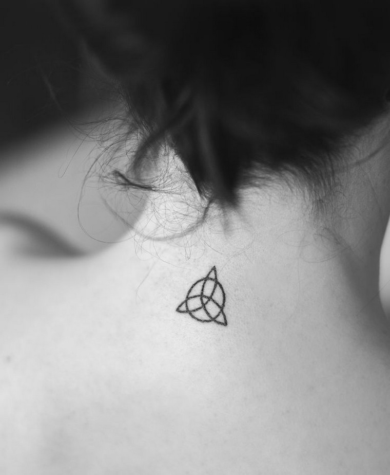 Geometric tattoo: meanings and concepts in footage