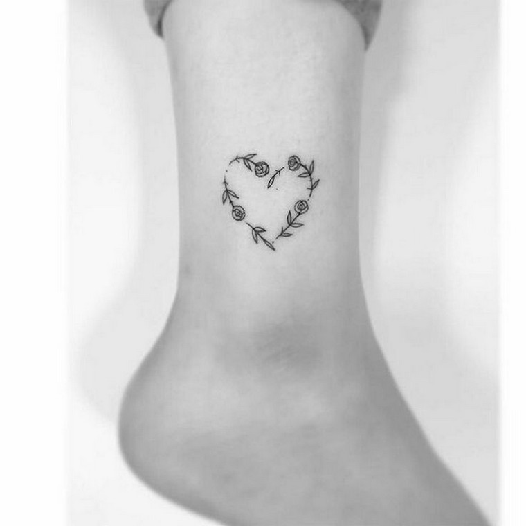 Ankle tattoo: small, delicate and excellent for summer time