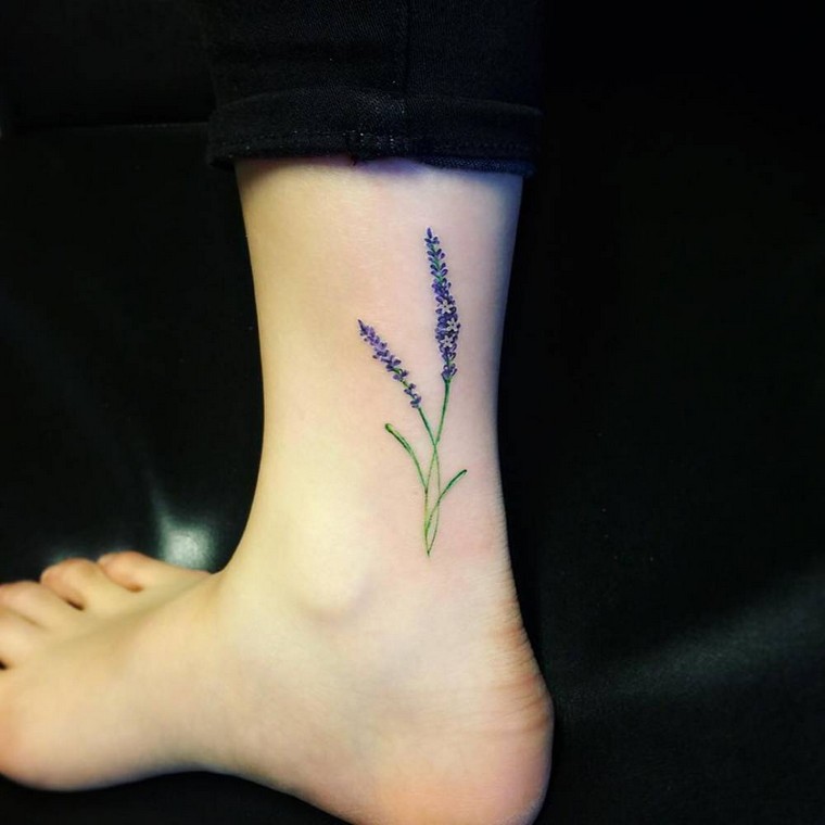 Ankle tattoo: small, delicate and excellent for summer time