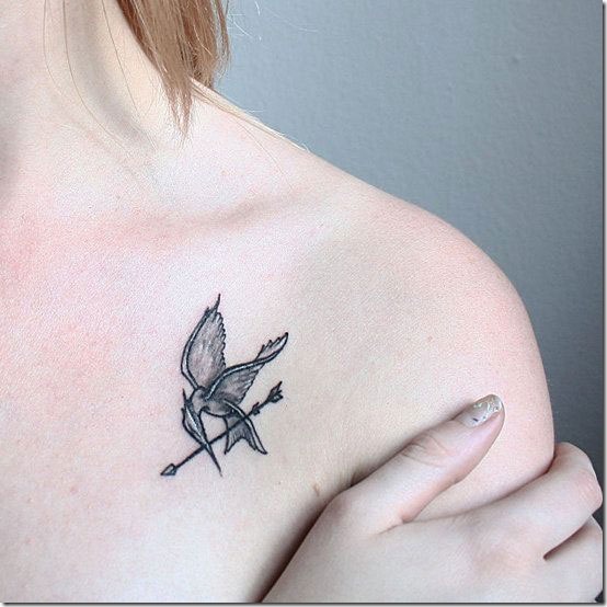 Stylish and Impertinent Clavicle Tattoos for Girls