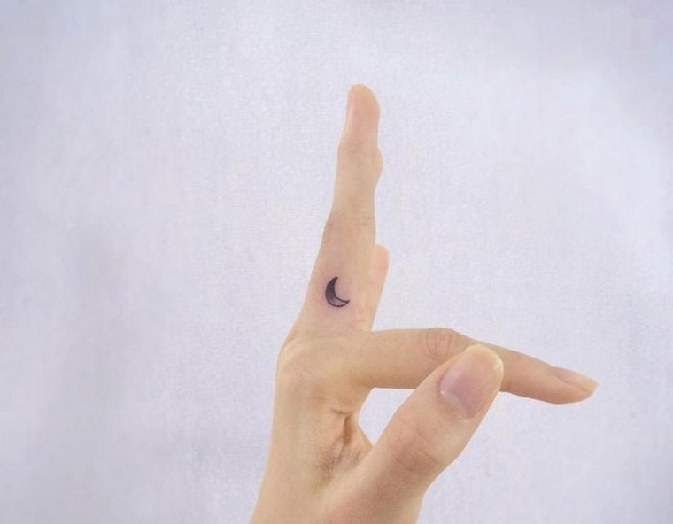 Finger tattoo: small, discreet, trendy.