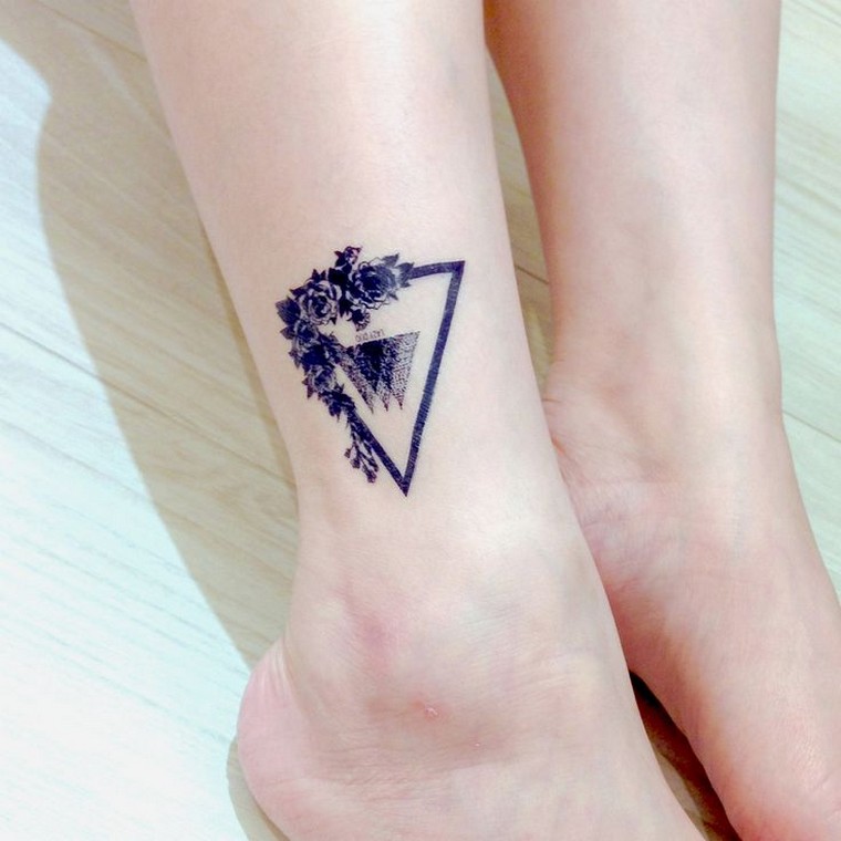 Ankle tattoo: small, delicate and excellent for summer time