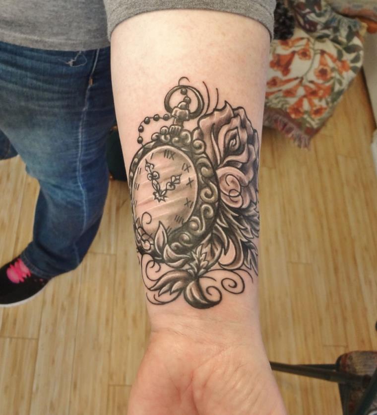 Ladies's forearm tattoo in all its kinds - uncover!