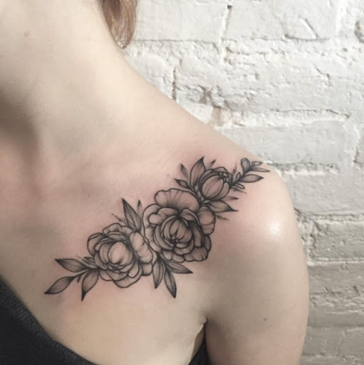 Fashionable Shoulder Strap Tattoos for Ladies With Model
