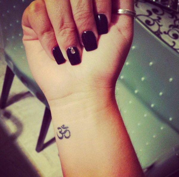 115 Small tattoos with letters and symbols for girls