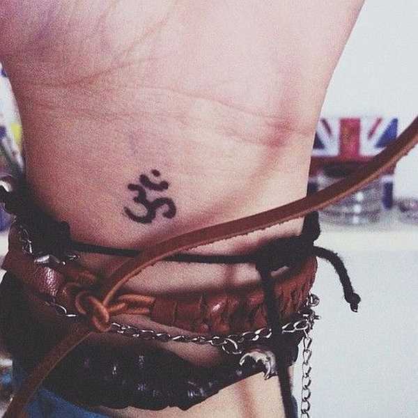 115 Small tattoos with letters and symbols for girls