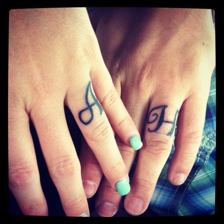 Tattoo finger lady and man who exchange the alliance for all times