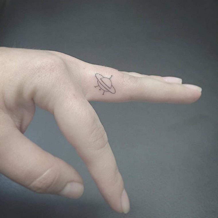 Finger tattoo: concepts for a discreet and trendy tattoo