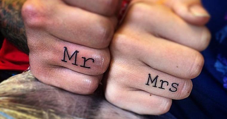 Tattoo finger lady and man who exchange the alliance for all times