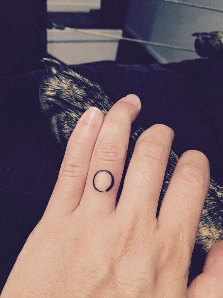 Finger tattoo: concepts for a discreet and trendy tattoo