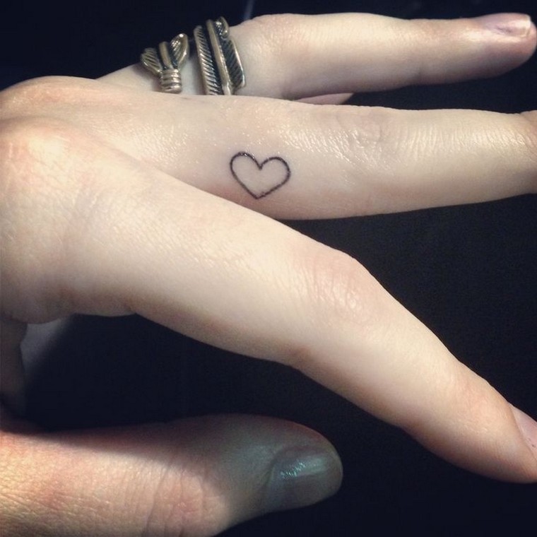 Finger tattoo: concepts for a discreet and trendy tattoo