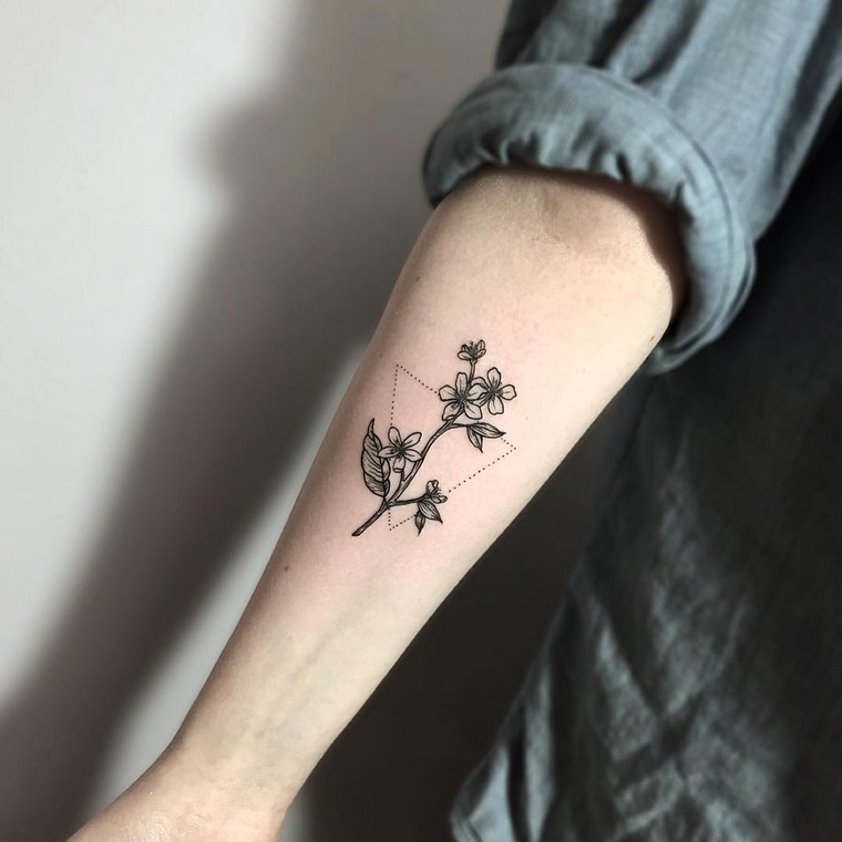 Flower tattoo: concepts, meanings and picture choice