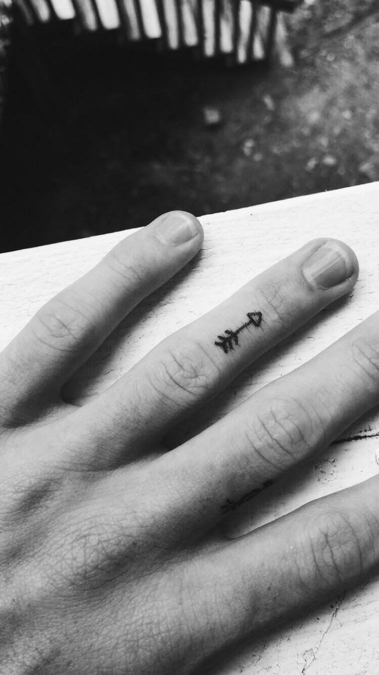 Finger tattoo: concepts for a discreet and trendy tattoo