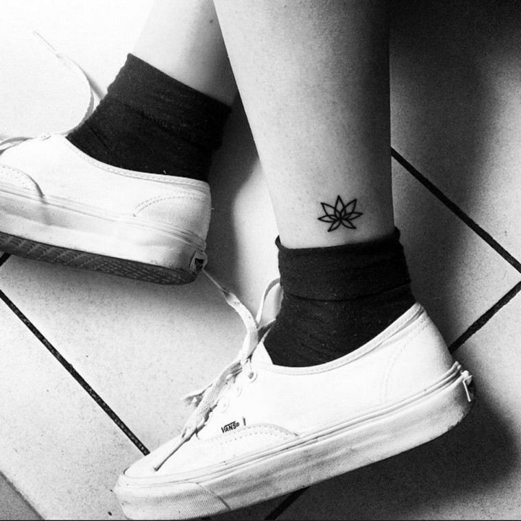 Ankle tattoo: small, delicate and excellent for summer time