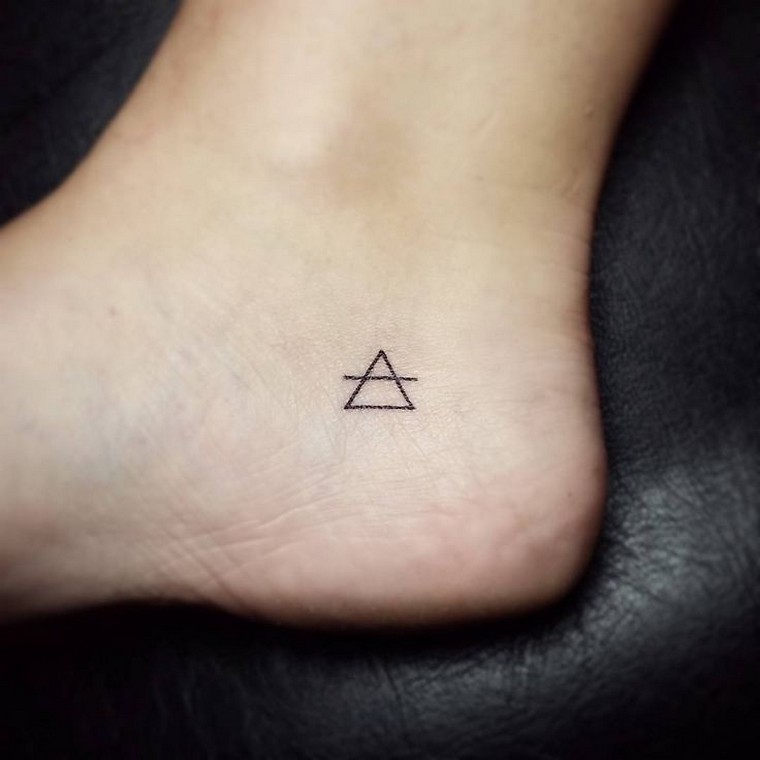 Geometric tattoo: meanings and concepts in footage