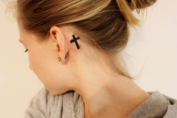 30+ Minimalist Tattoo Concepts for the Ears