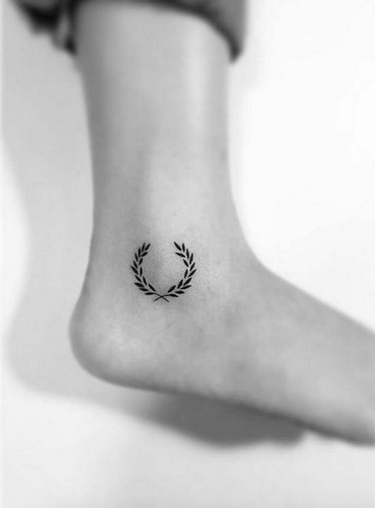 Ankle tattoo: small, delicate and excellent for summer time