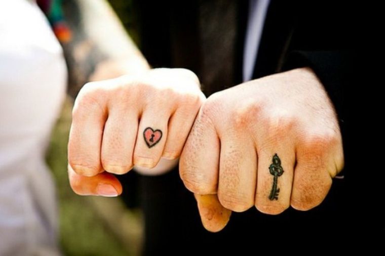 The ring tattoo replaces the marriage ring, look!