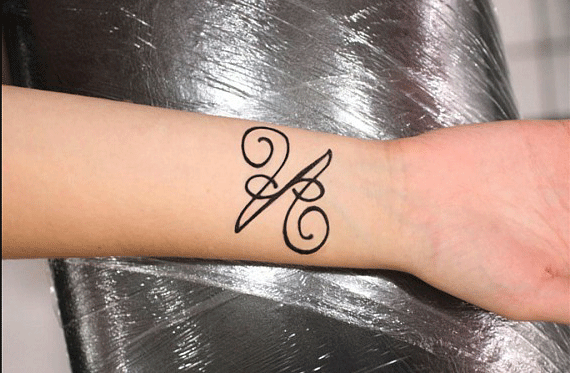 115 Small tattoos with letters and symbols for girls