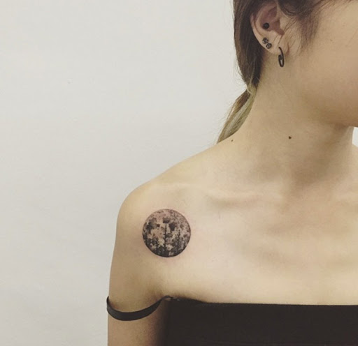 Fashionable Shoulder Strap Tattoos for Ladies With Model