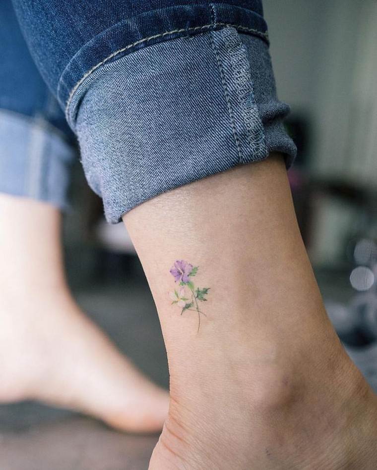 Flower tattoo: concepts, meanings and picture choice