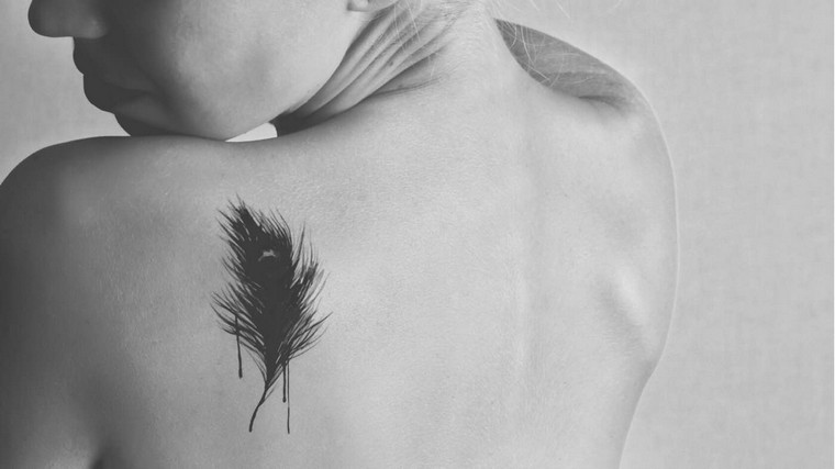 Feather tattoo: which means and 20 tattoo concepts to find