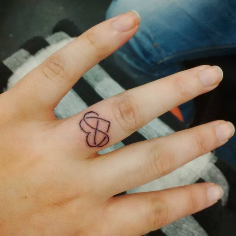 Finger tattoo: concepts for a discreet and trendy tattoo