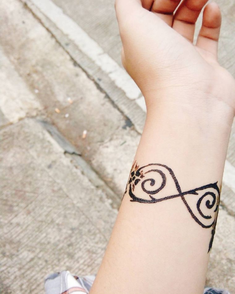 The infinite tattoo seduces you?  Zoom on the image and tattoo patterns!