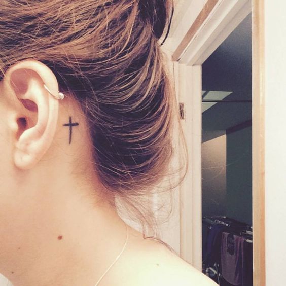 30+ Minimalist Tattoo Concepts for the Ears