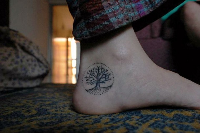 Ankle tattoo: small, delicate and excellent for summer time