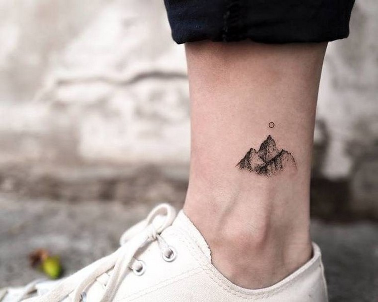 Ankle tattoo: small, delicate and excellent for summer time