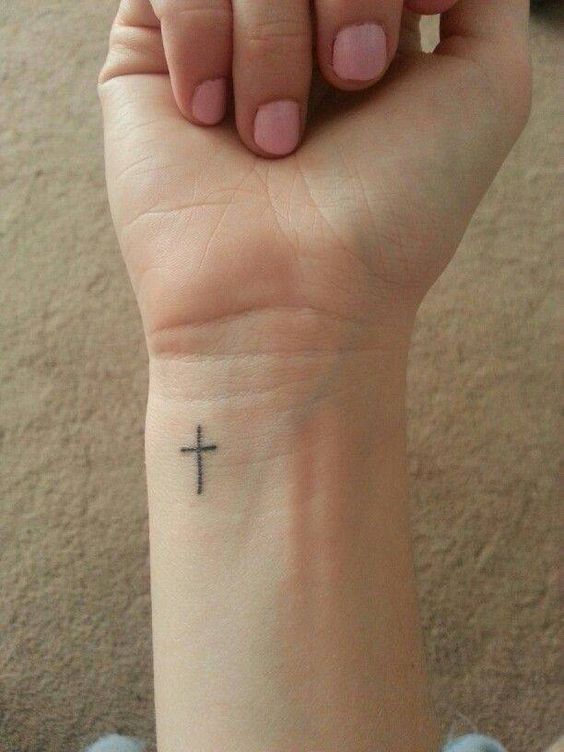 25 Pretty Cross Tattoos Concepts for Women