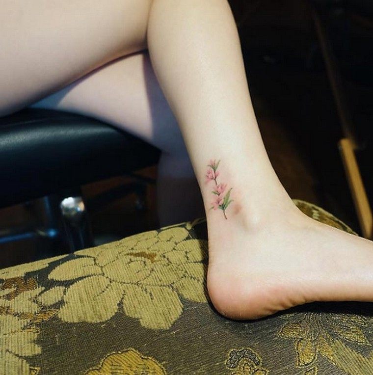 Ankle tattoo: small, delicate and excellent for summer time